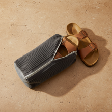 Sac SOLEVA Gris Ardoise avec une paire de sandales